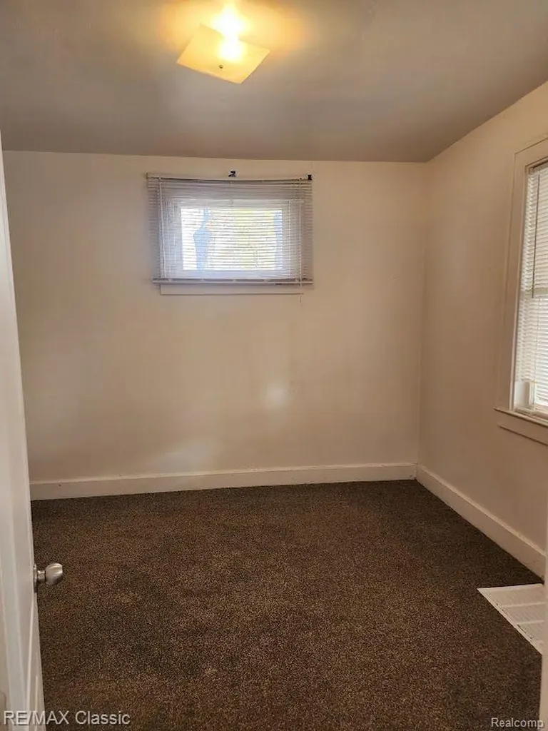 11227 Jackson Avenue Warren City MI 48089