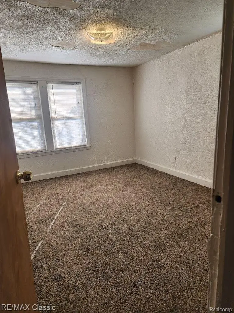 11227 Jackson Avenue Warren City MI 48089