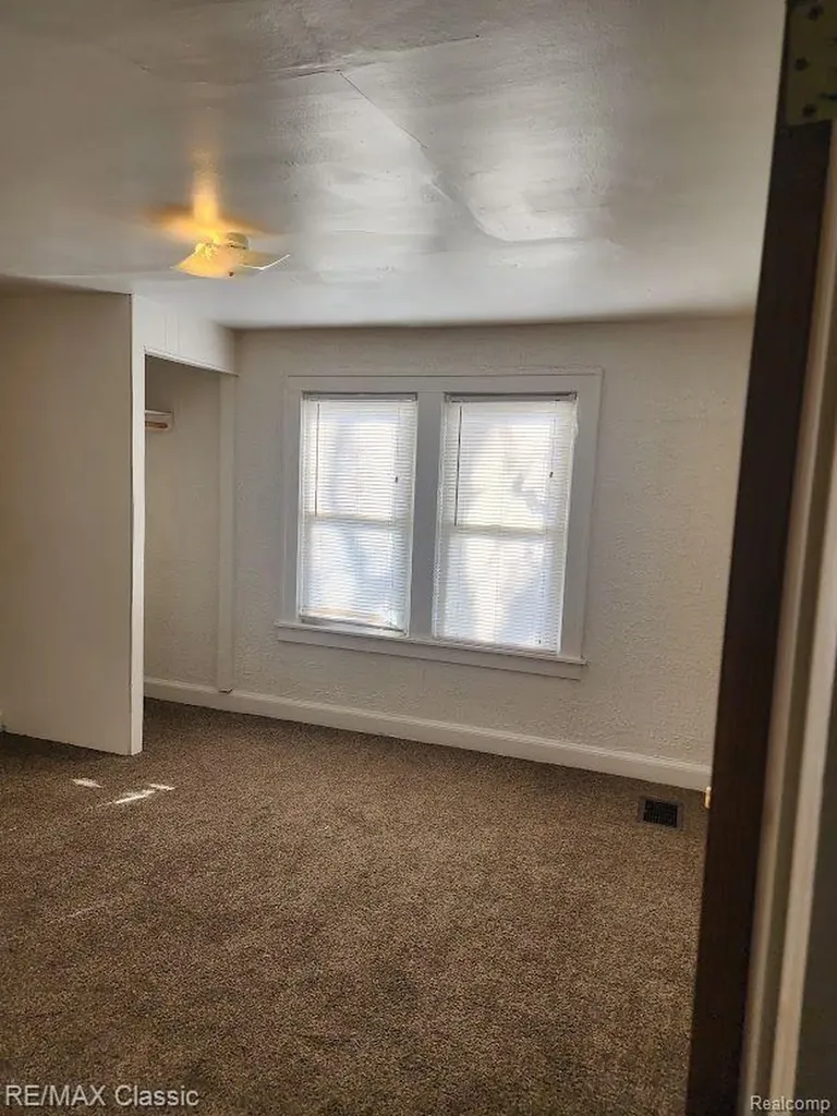 11227 Jackson Avenue Warren City MI 48089