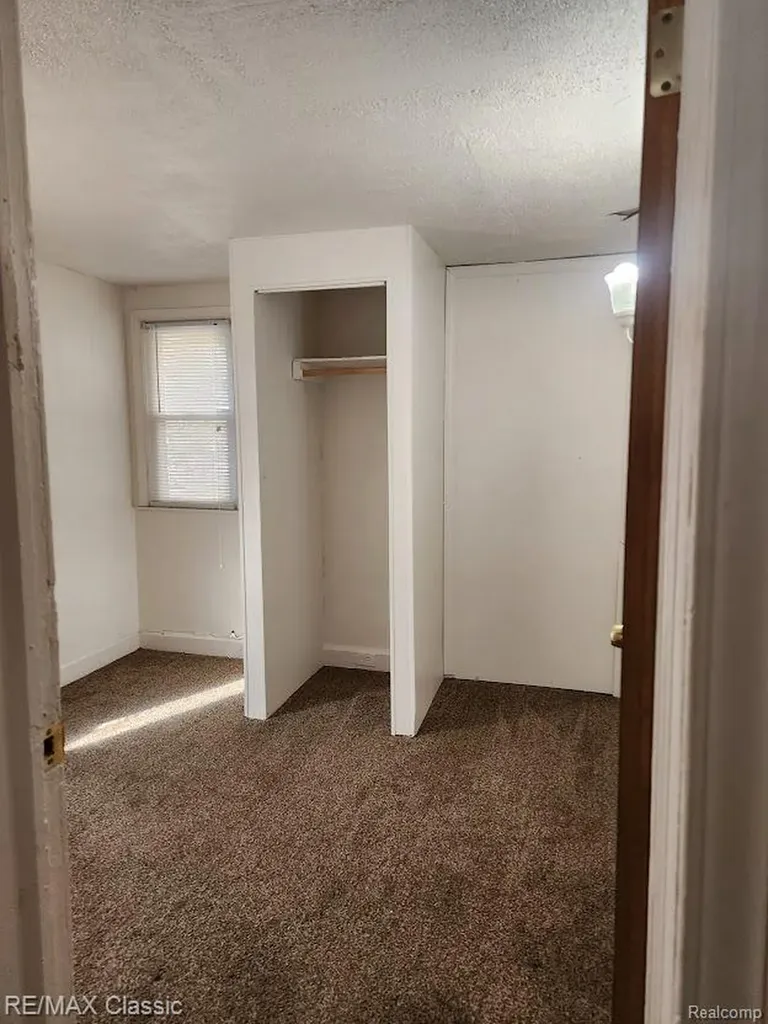 11227 Jackson Avenue Warren City MI 48089