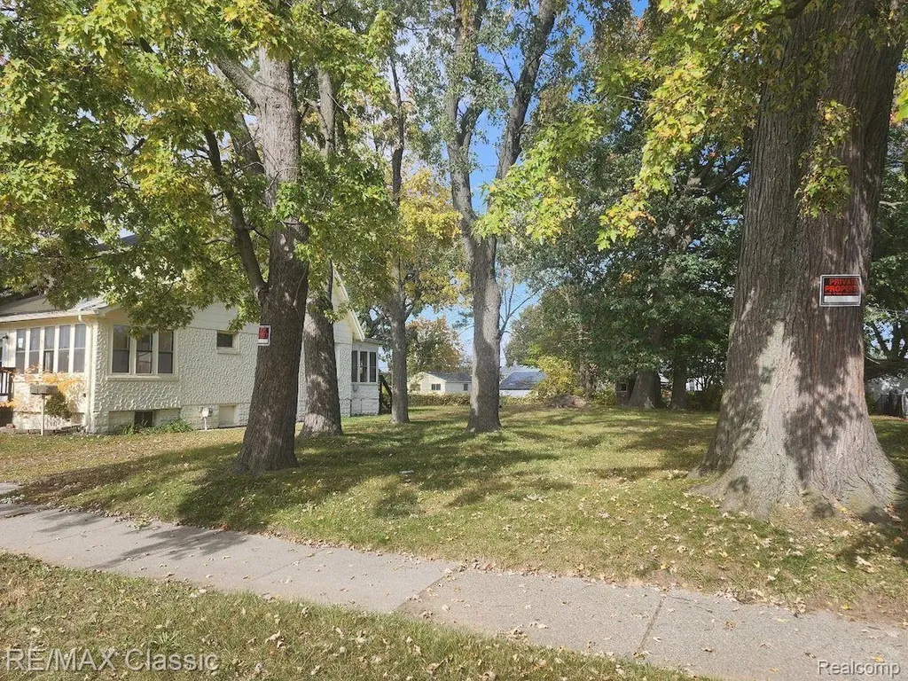 11227 Jackson Avenue Warren City MI 48089