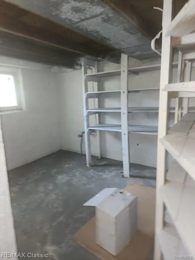 11227 Jackson Avenue Warren City MI 48089
