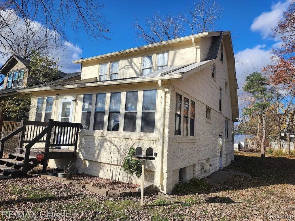 11227 Jackson Avenue Warren City MI 48089