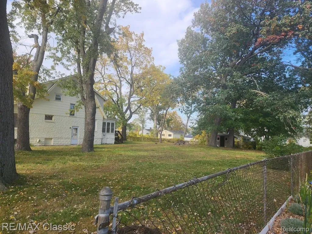11227 Jackson Avenue Warren City MI 48089