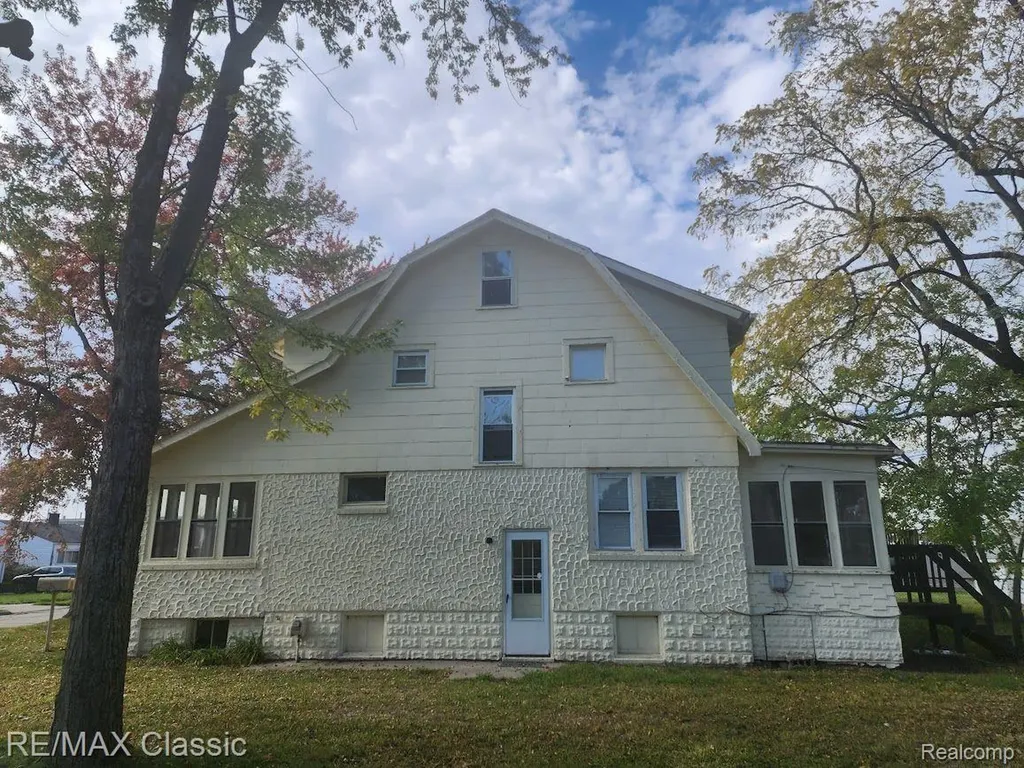 11227 Jackson Avenue Warren City MI 48089