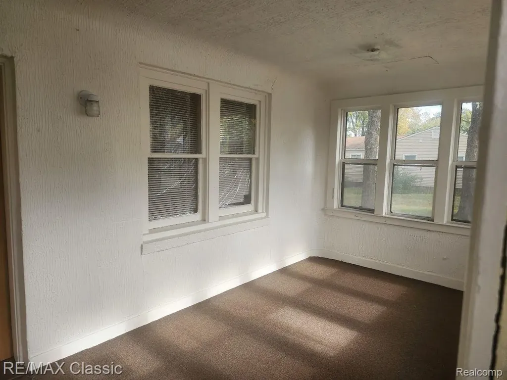 11227 Jackson Avenue Warren City MI 48089