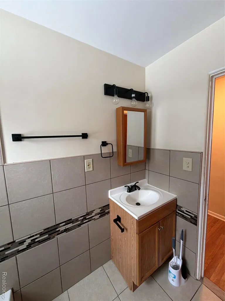 19711 Greydale Avenue Detroit City MI 48219