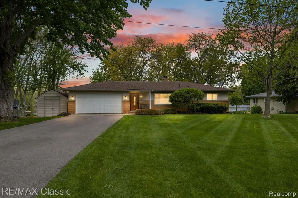 804 Bonita Drive White Lake Charter Township MI 48383