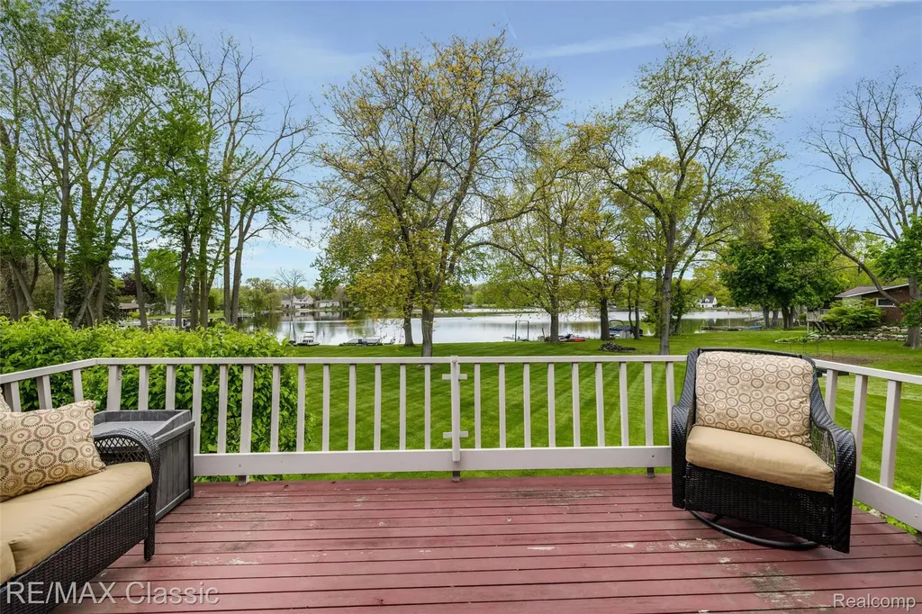 804 Bonita Drive White Lake Charter Township MI 48383