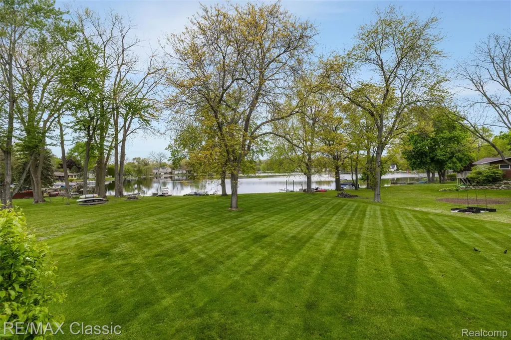 804 Bonita Drive White Lake Charter Township MI 48383