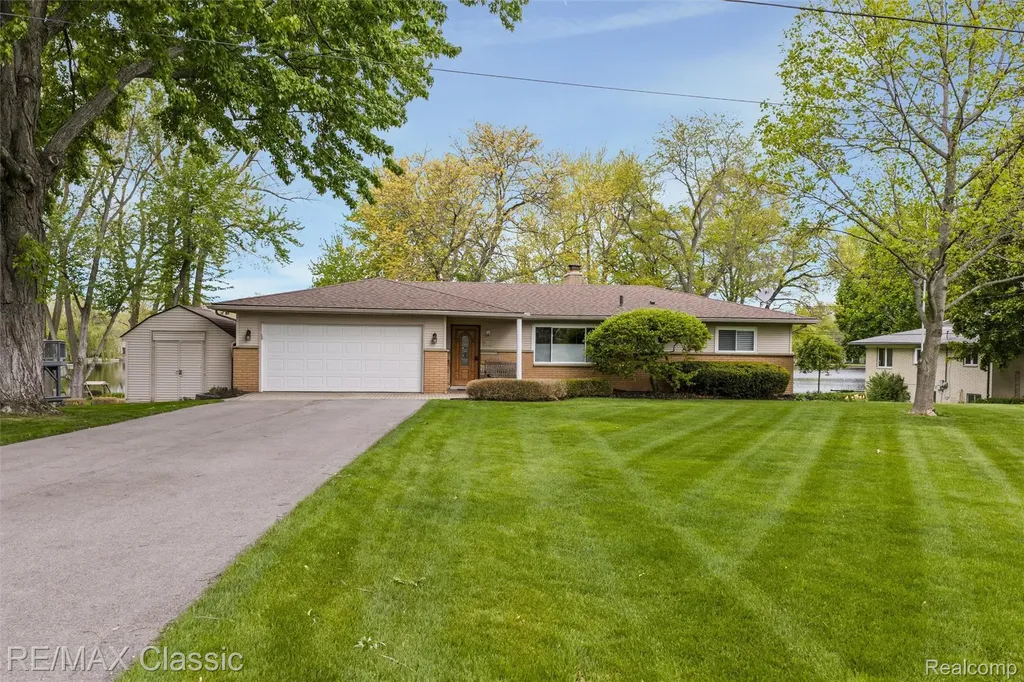 804 Bonita Drive White Lake Charter Township MI 48383