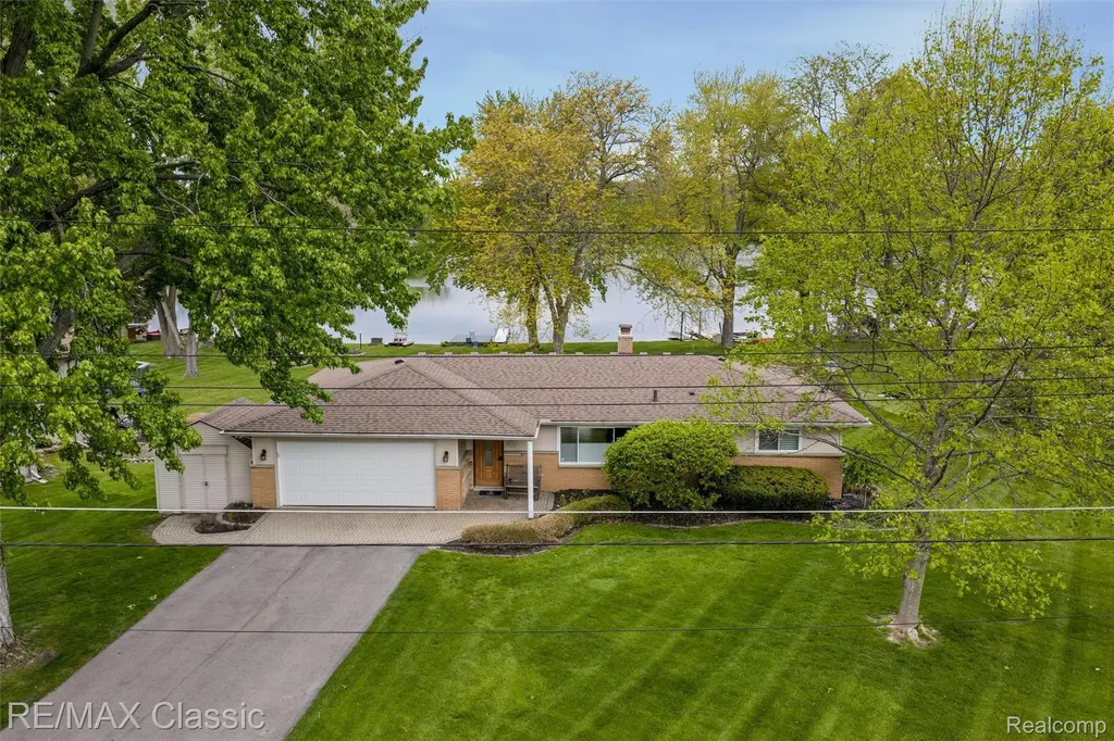 804 Bonita Drive White Lake Charter Township MI 48383