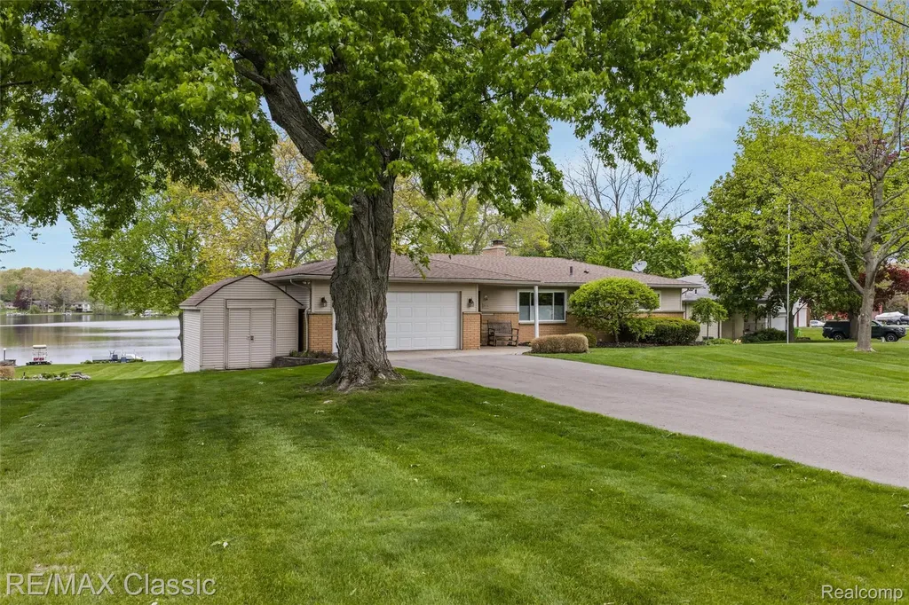 804 Bonita Drive White Lake Charter Township MI 48383
