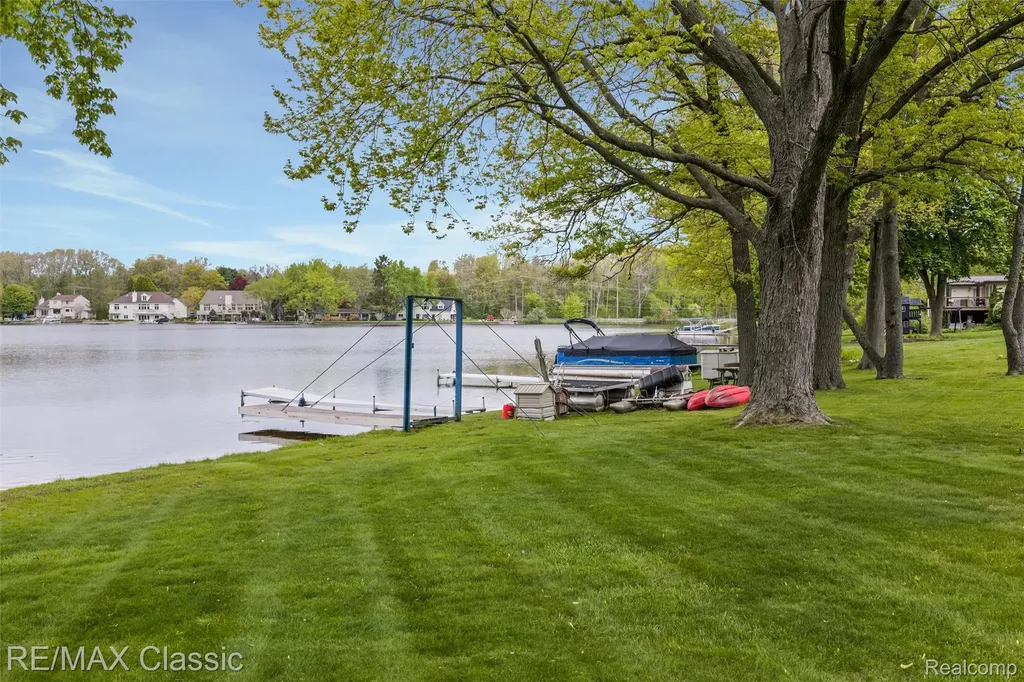 804 Bonita Drive White Lake Charter Township MI 48383