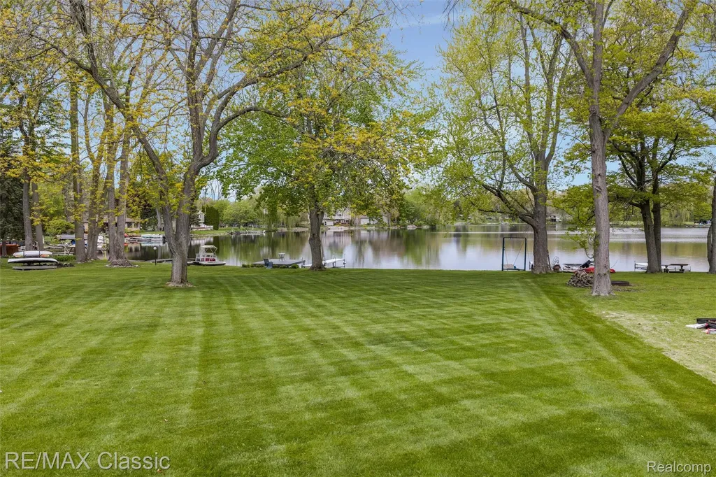 804 Bonita Drive White Lake Charter Township MI 48383