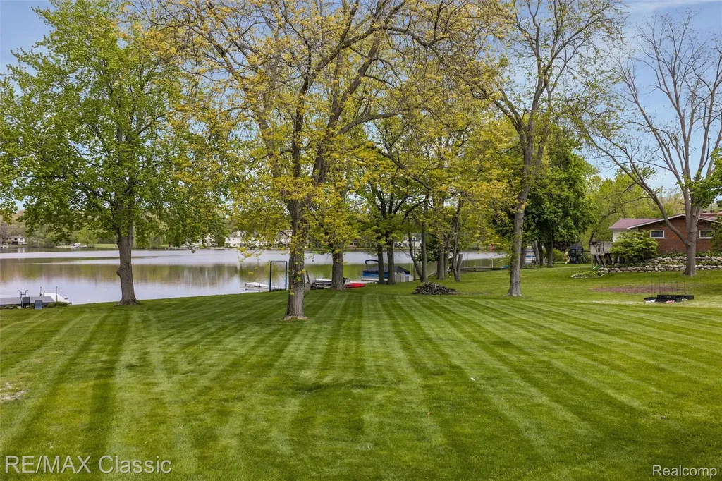 804 Bonita Drive White Lake Charter Township MI 48383