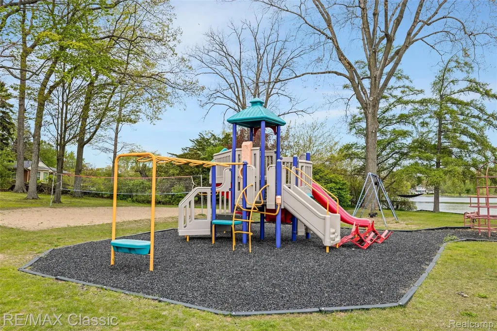 804 Bonita Drive White Lake Charter Township MI 48383