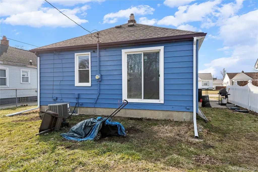 1047 22nd Street Wyandotte City MI 48192