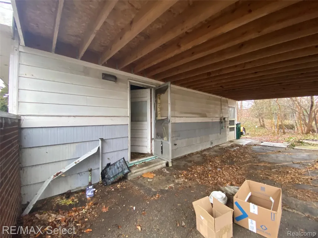 5008 Southgate Avenue Lansing City MI 48910