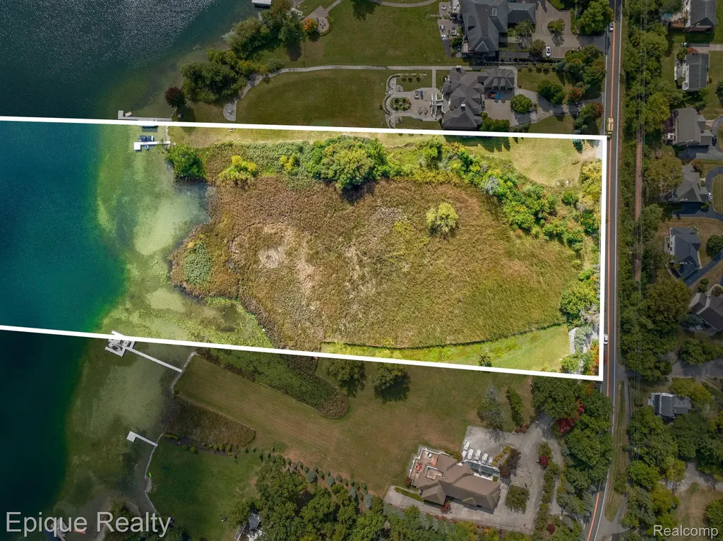 5375 Middlebelt Road West Bloomfield Charter Township MI 48323