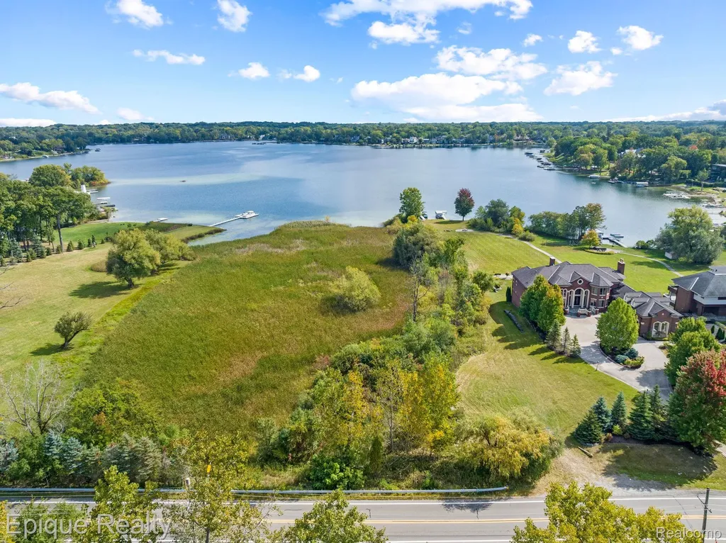 5375 Middlebelt Road West Bloomfield Charter Township MI 48323