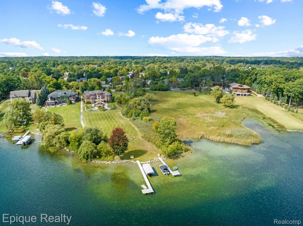 5375 Middlebelt Road West Bloomfield Charter Township MI 48323