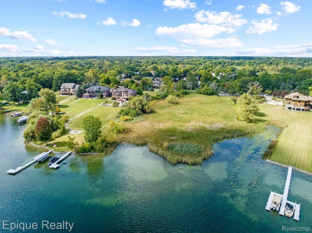 5375 Middlebelt Road West Bloomfield Charter Township MI 48323