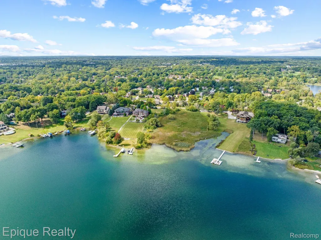5375 Middlebelt Road West Bloomfield Charter Township MI 48323