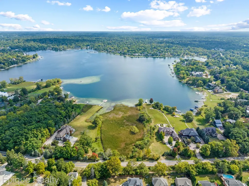 5375 Middlebelt Road West Bloomfield Charter Township MI 48323