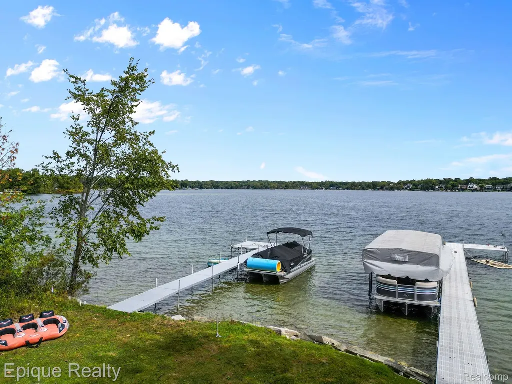 5375 Middlebelt Road West Bloomfield Charter Township MI 48323