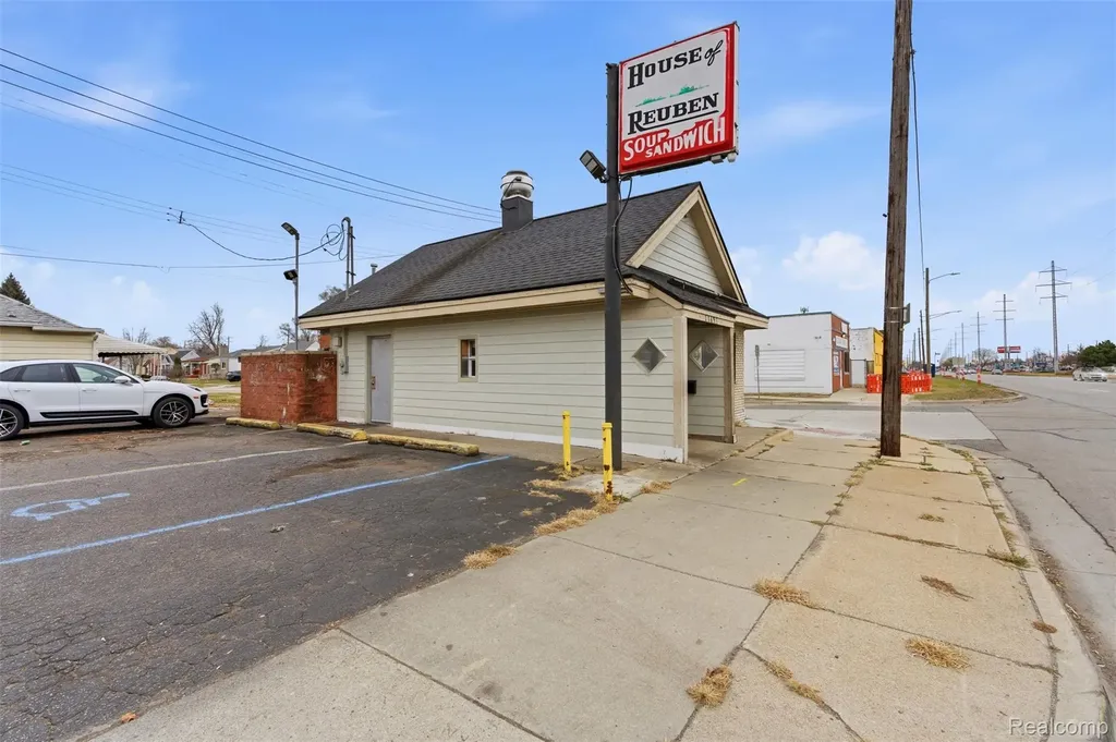 14693 E 8 Mile Road Warren City MI 48089