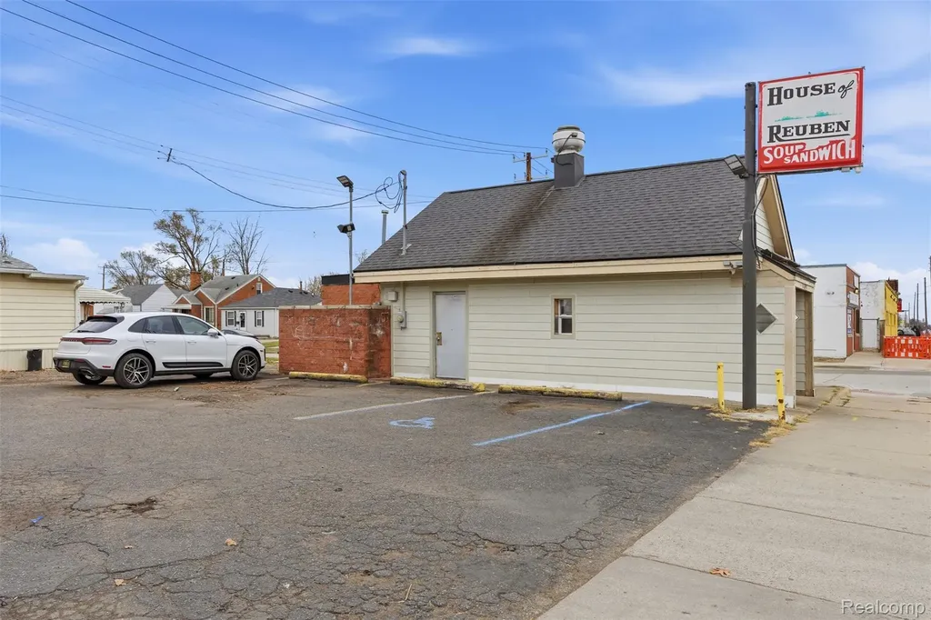 14693 E 8 Mile Road Warren City MI 48089