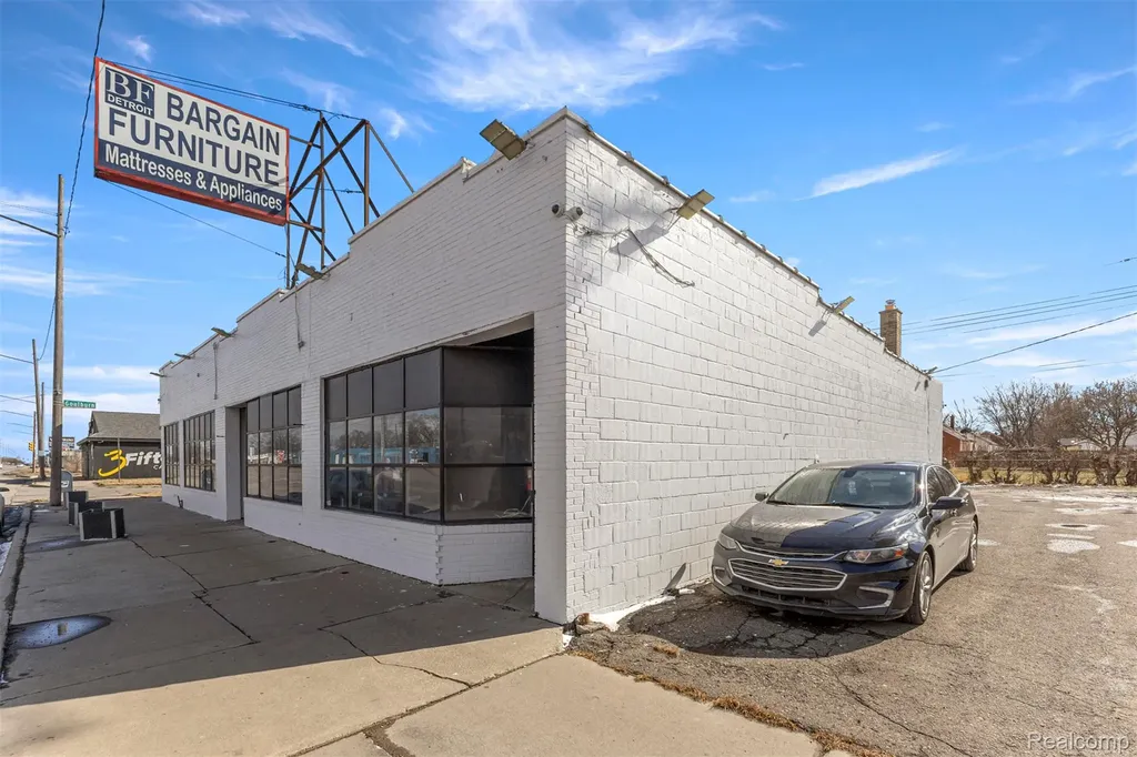 12744 E 8 Mile Road Detroit City MI 48205