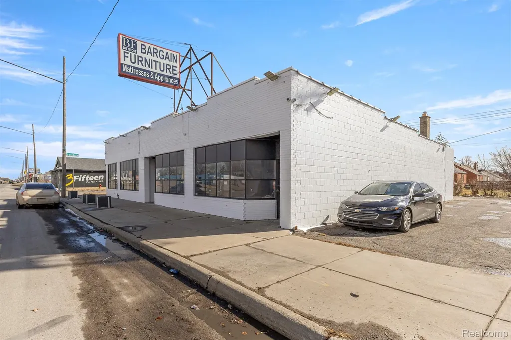 12744 E 8 Mile Road Detroit City MI 48205