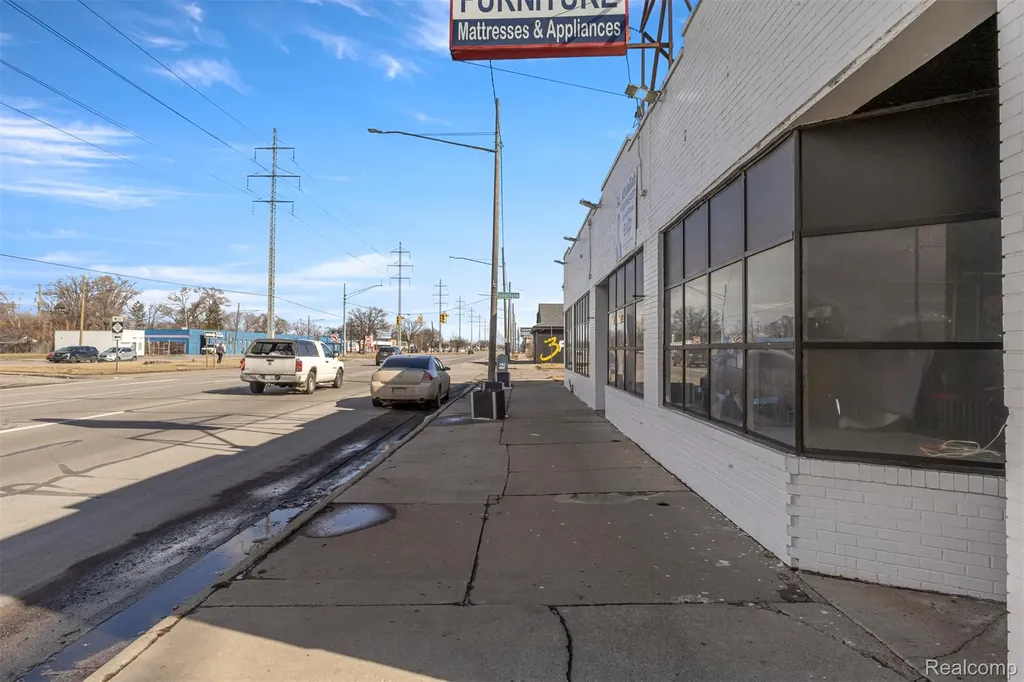 12744 E 8 Mile Road Detroit City MI 48205