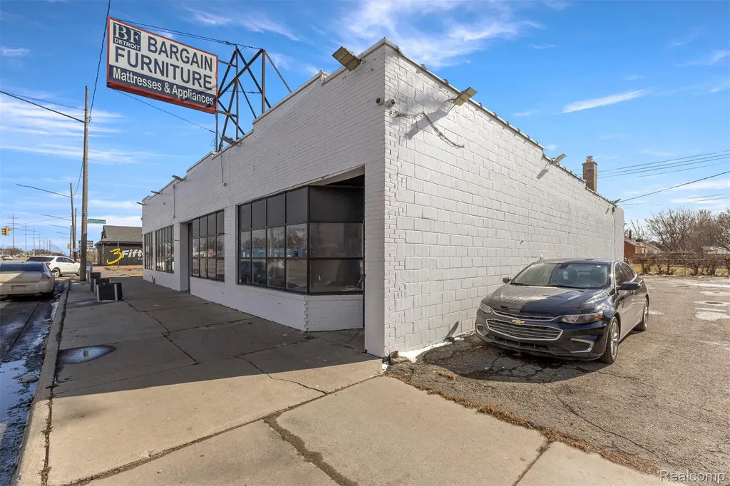 12744 E 8 Mile Road Detroit City MI 48205