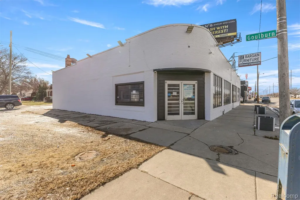 12744 E 8 Mile Road Detroit City MI 48205