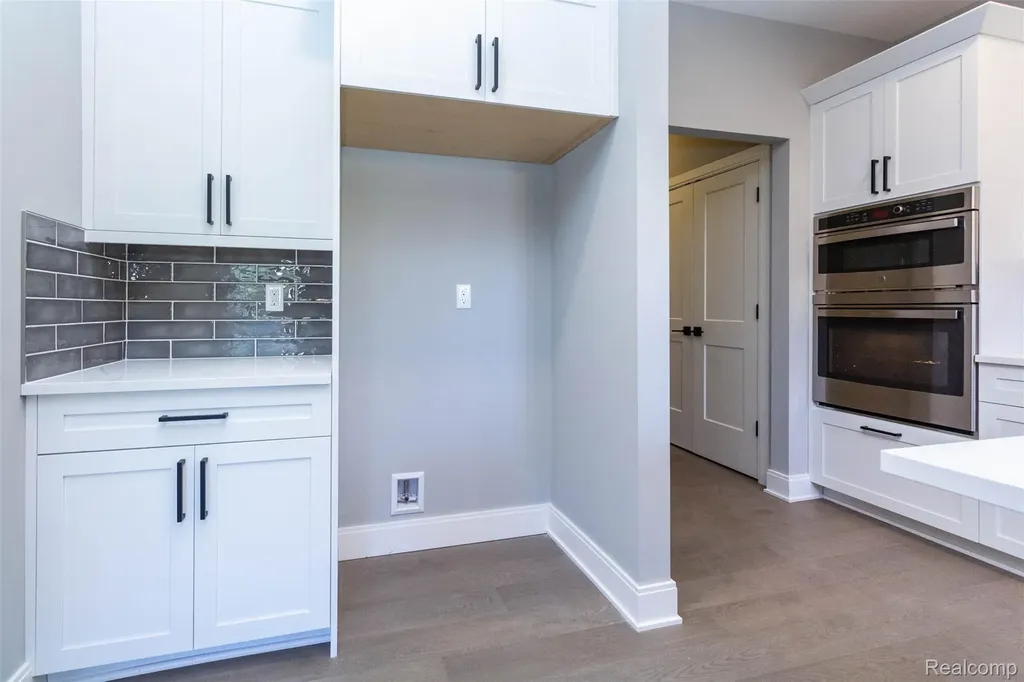 2023 Cecil Dr. Drive Troy City MI 48083