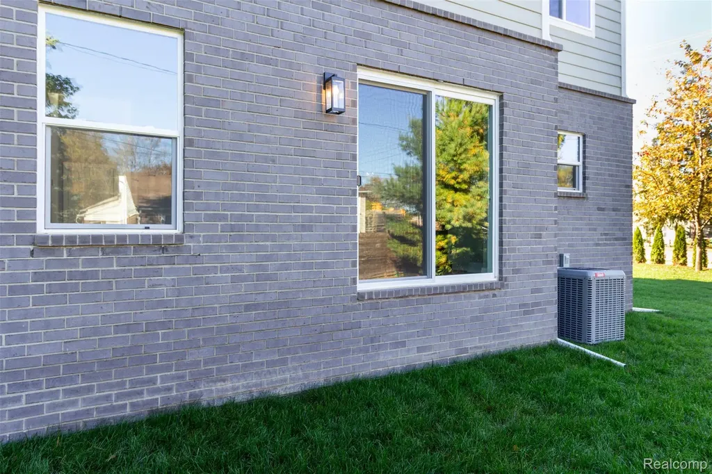2023 Cecil Dr. Drive Troy City MI 48083