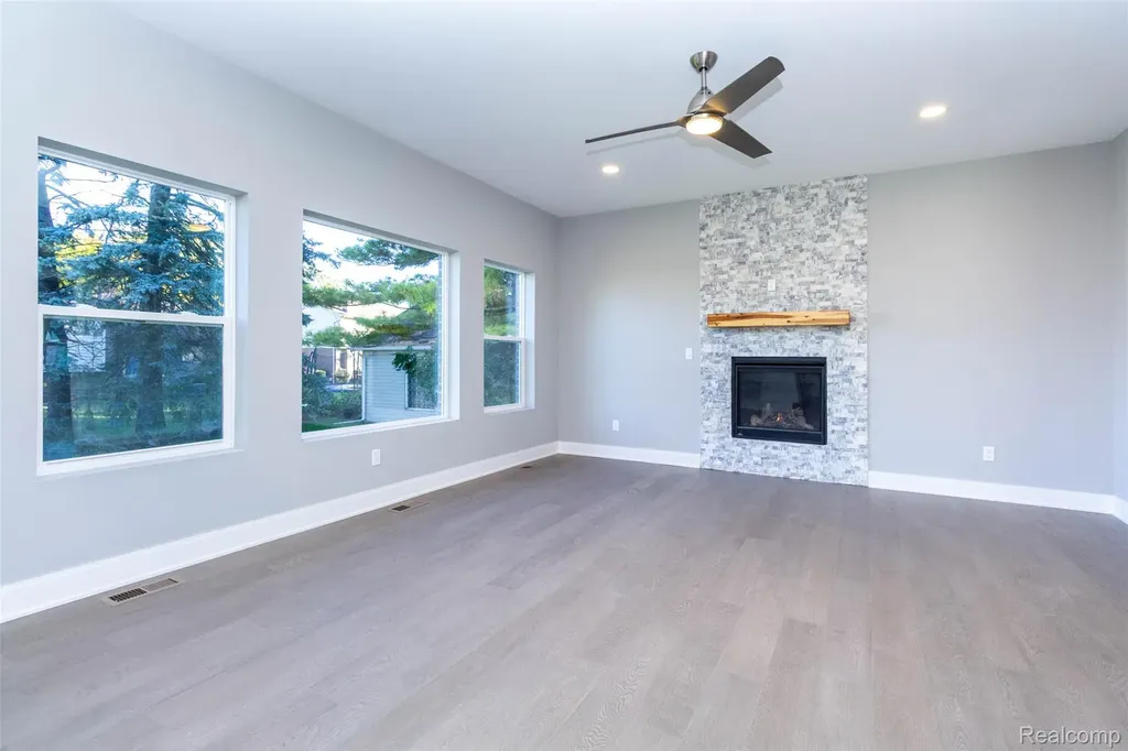 2023 Cecil Dr. Drive Troy City MI 48083