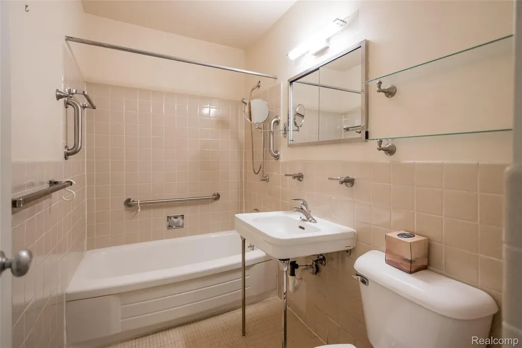 1346 Nicolet Place Detroit City MI 48207
