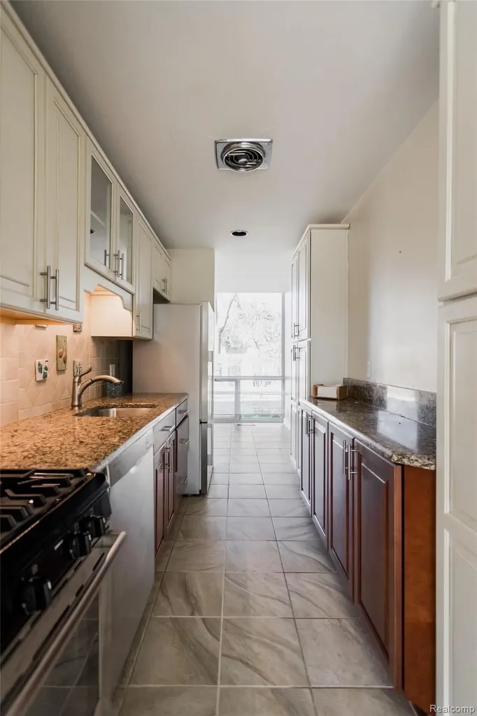 1346 Nicolet Place Detroit City MI 48207
