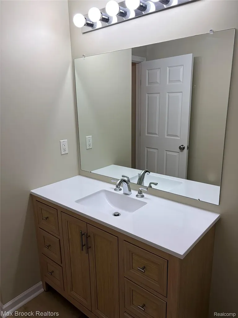 302 N Vista Auburn Hills City MI 48326