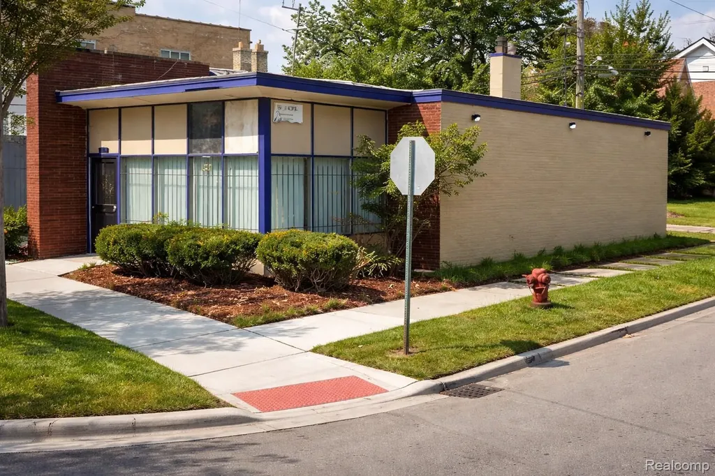 15545 Mack Avenue Detroit City MI 48224
