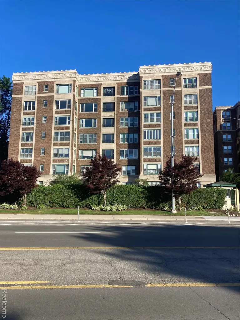 8120 E Jefferson Detroit City MI 48214