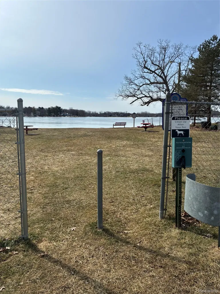 8645 Country Club Drive Hamburg Township MI 48169