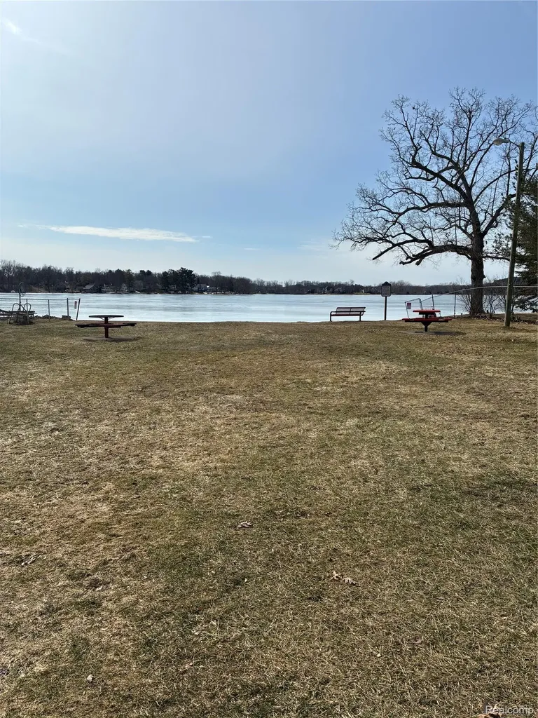 8645 Country Club Drive Hamburg Township MI 48169