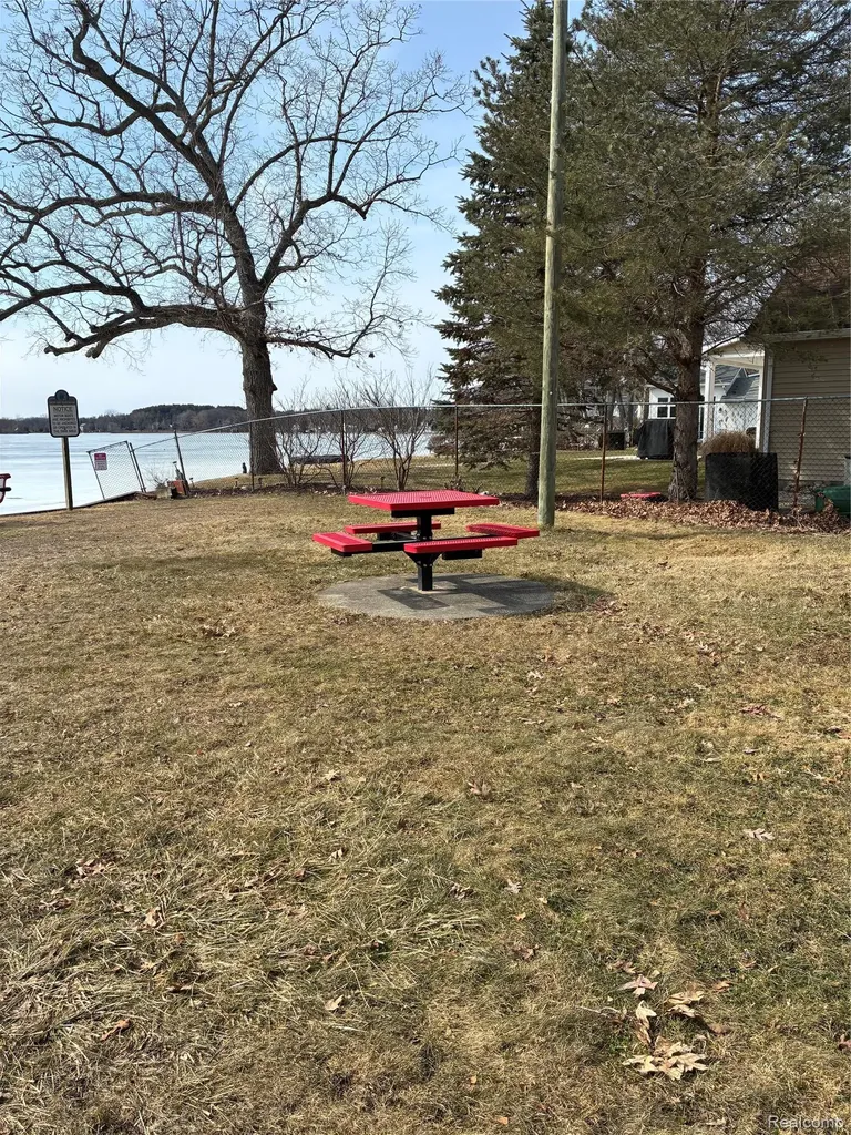 8645 Country Club Drive Hamburg Township MI 48169