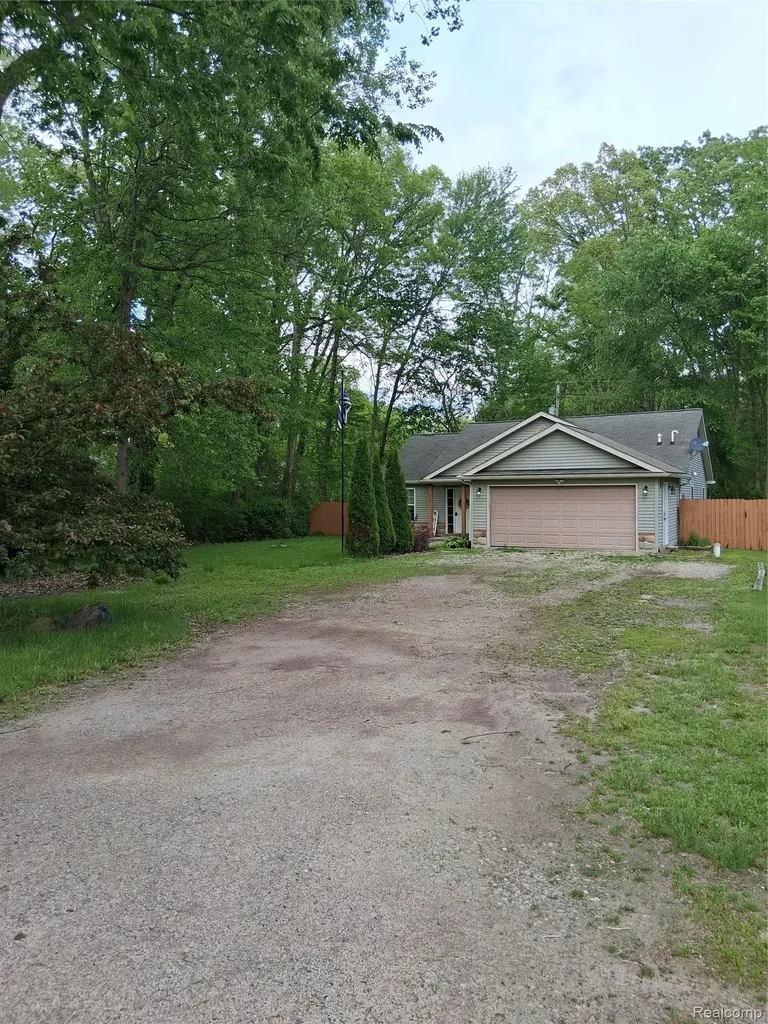 8645 Country Club Drive Hamburg Township MI 48169