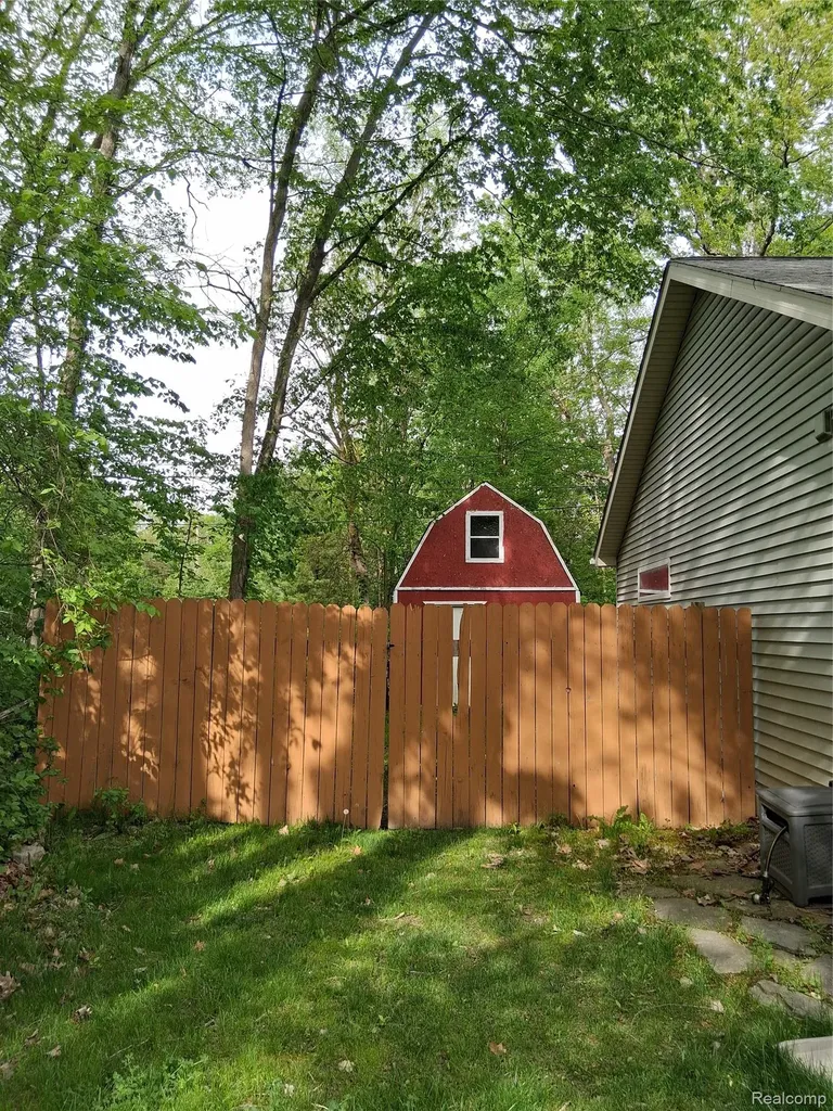 8645 Country Club Drive Hamburg Township MI 48169